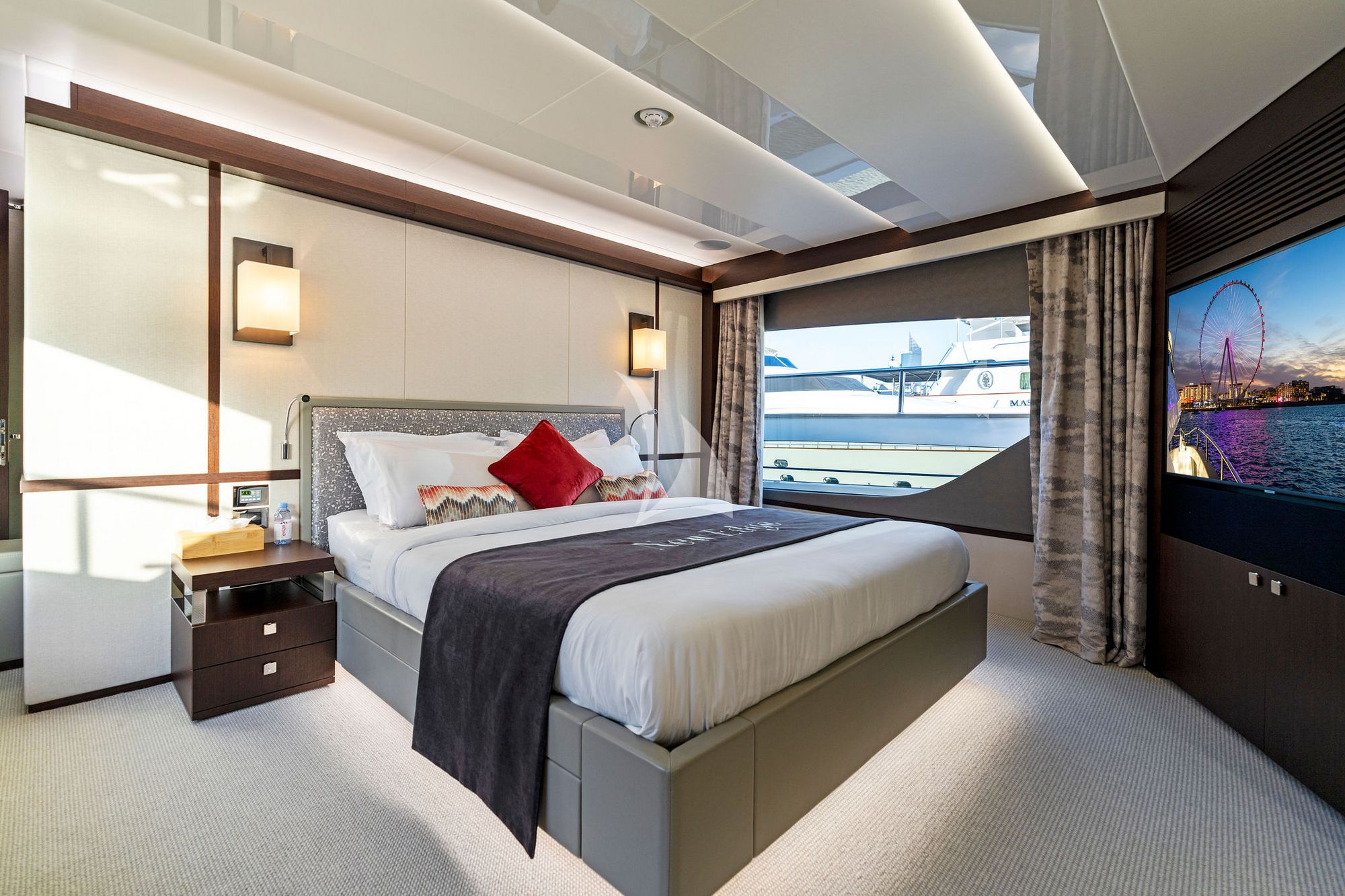 NEW EDGE Sunseeker 95 - master cabin